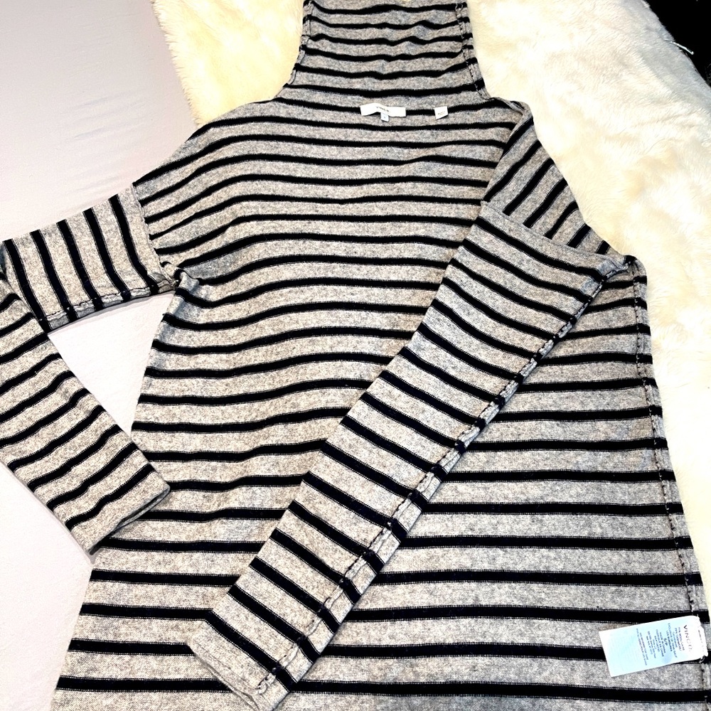 NWOT Vince 71% wool 29% cashmere oversized turtleneck sweater size small